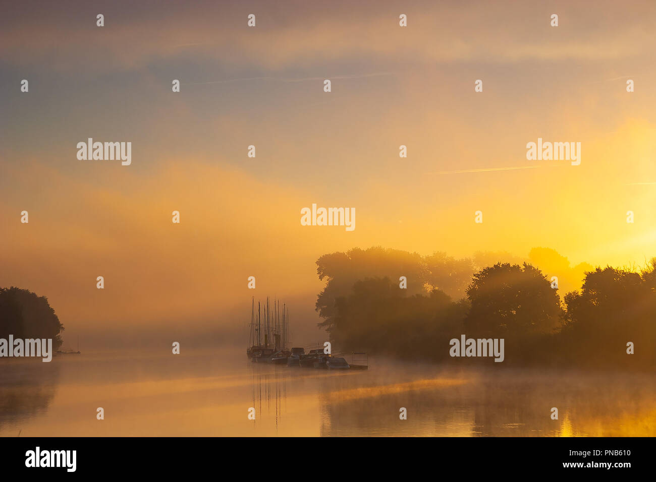 Un merveilleux matin brumeux à la rivière Lesum avec un beau lever de soleil Banque D'Images