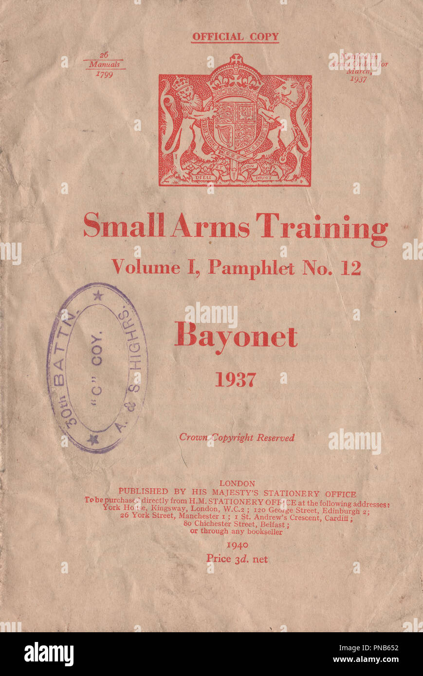 Manuel de formation de petit calibre volume 1 numéro 12 brochure publiée à baïonnette en 1937 par le ministère de la guerre pour fournir des instructions aux militaires britanniques sur la façon d'utiliser le fusil à baïonnette montée pendant la période d'avant guerre et la seconde guerre mondiale Banque D'Images