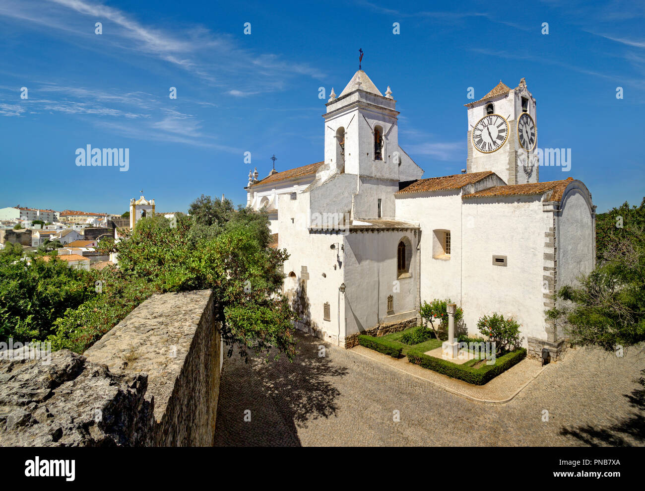 L'église Santa Maria do Castelo à Tavira du château des remparts, Algarve, Portugal Banque D'Images