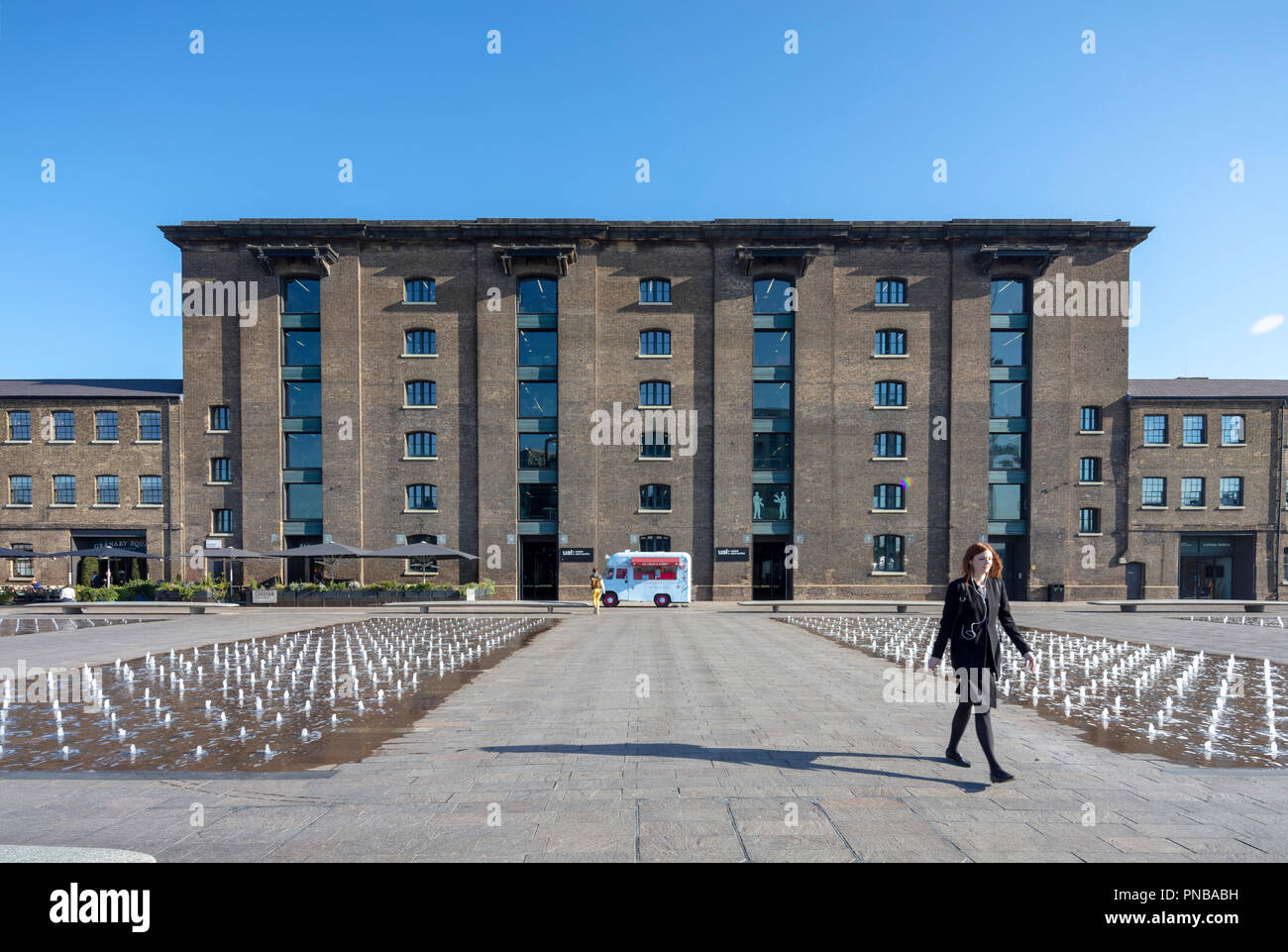 Central St Martins University of the Arts London campus, Grenier Square, Kings Cross, Londres, Angleterre, Royaume-Uni Banque D'Images