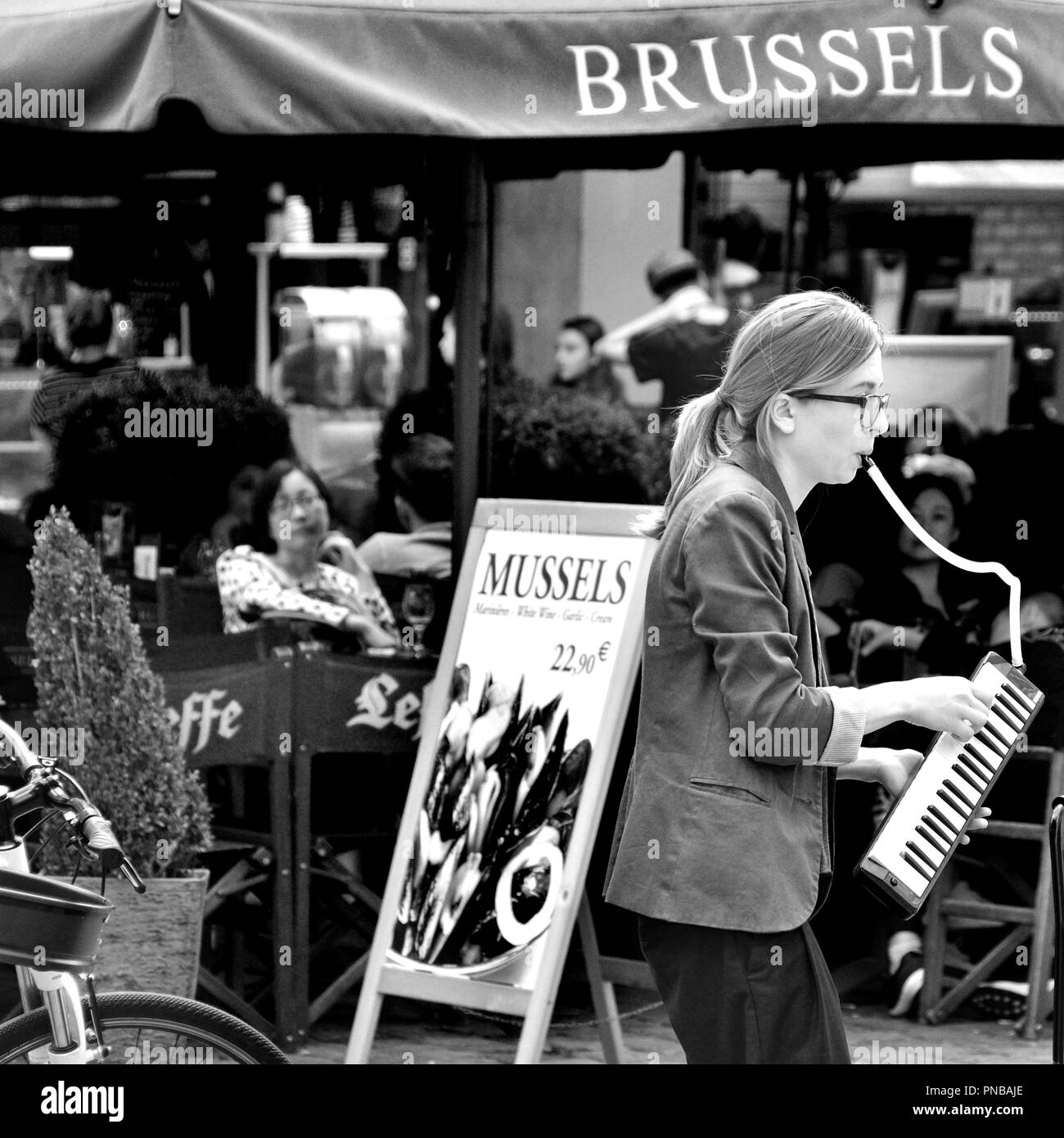 Bruxelles, Belgique. Jeune femme jouant busker le mélodica dans le centre de Bruxelles Banque D'Images