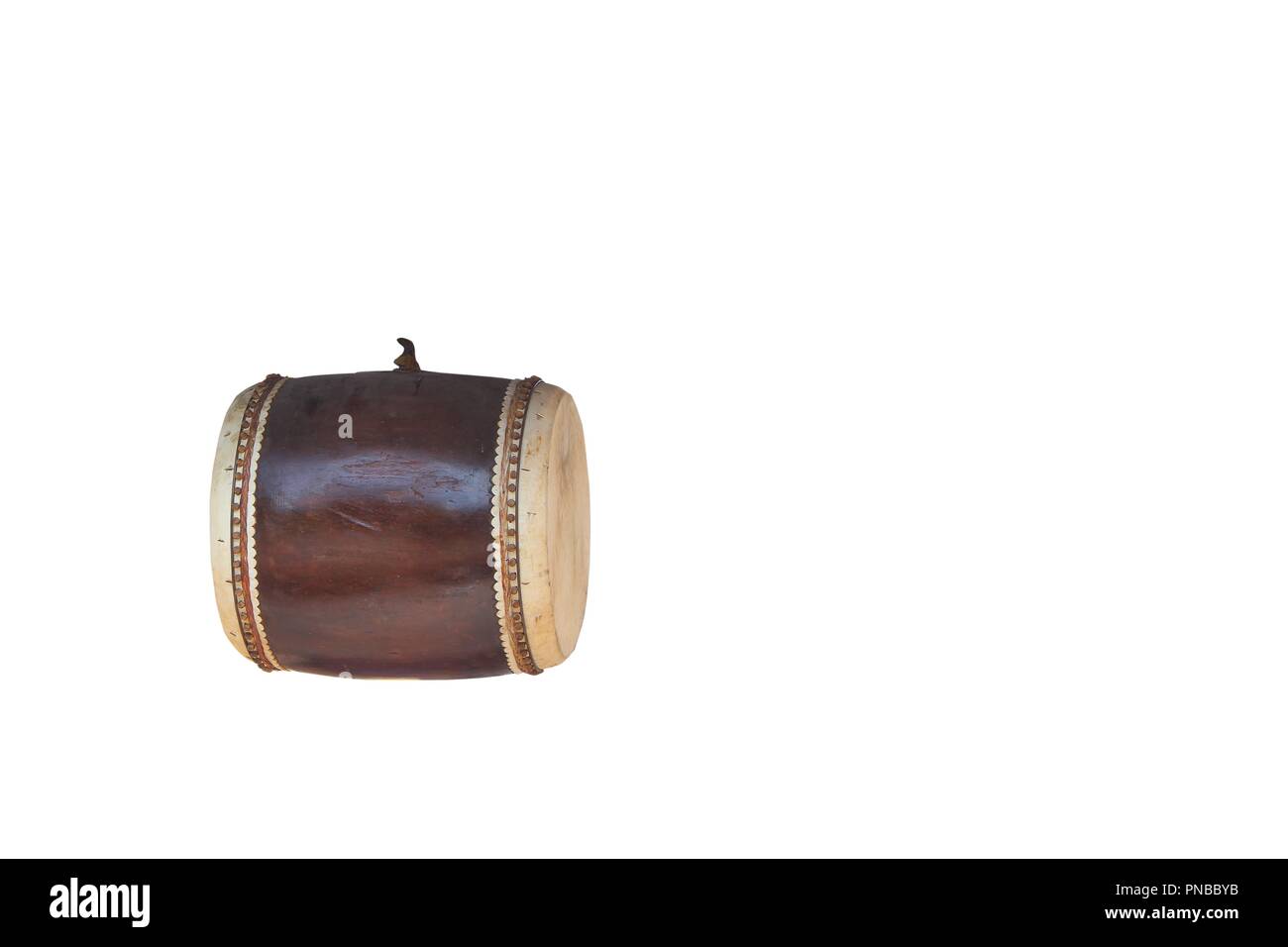 Grand tambour dans un temple bouddhiste sur fond blanc Banque D'Images