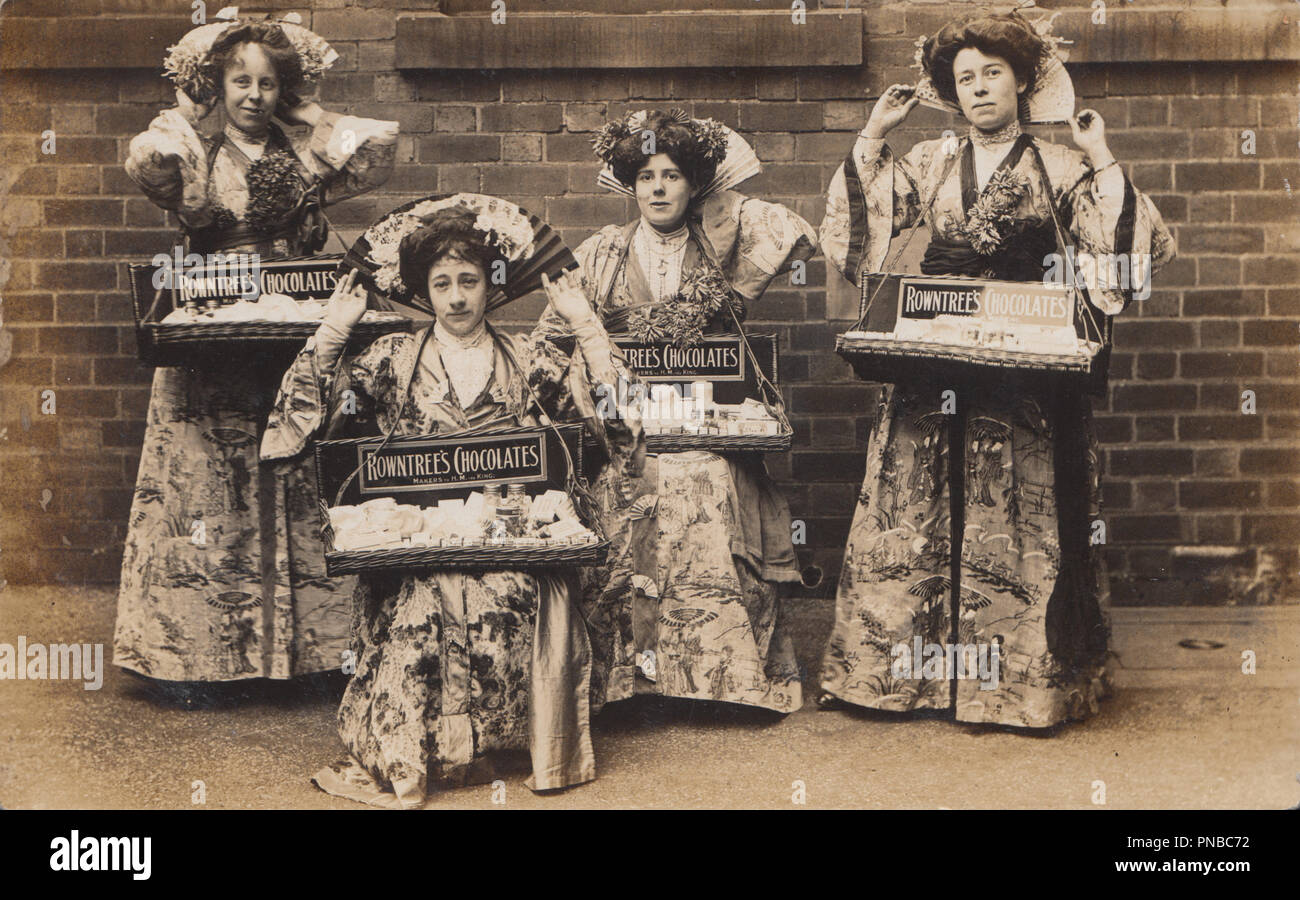 * Vintage Carte postale photographique de mesdames costumés Rowntree's Chocolates Publicité Banque D'Images