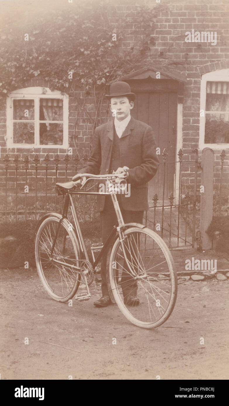 * Vintage Photo d'une personne apte à porter un chapeau melon et se tenir sur son vélo Banque D'Images