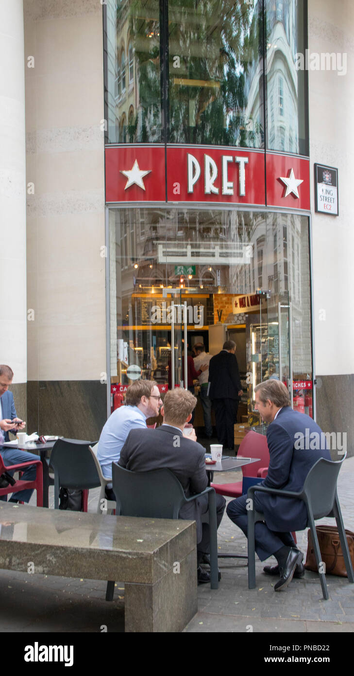 Les hommes la conversation à table extérieure, Prêt A Manger magasin, City of London, England, UK Banque D'Images