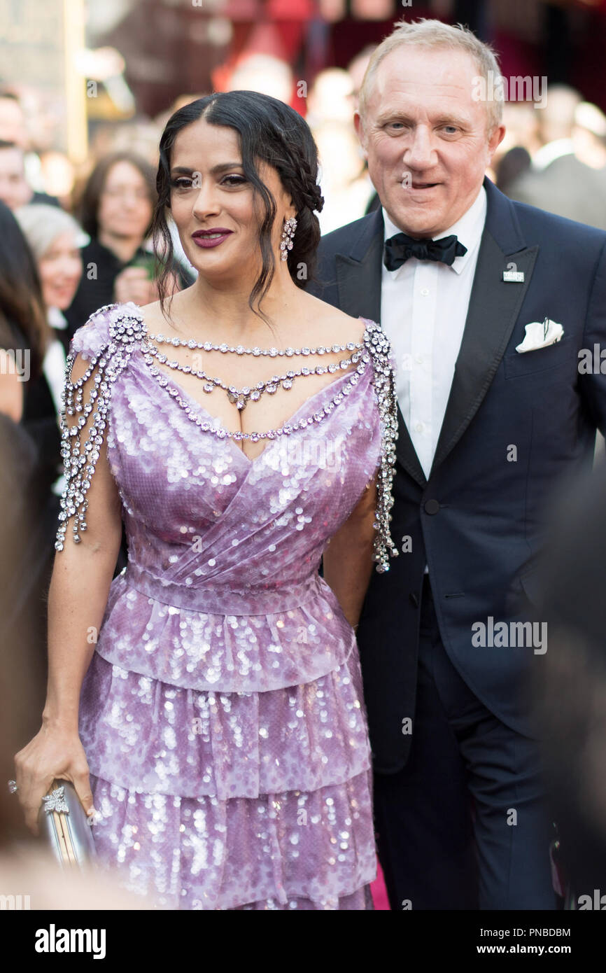 Salma Hayek et François-Henri Pinault arrivent sur le tapis rouge de la 90e cérémonie des Oscars® au Dolby® Theatre à Hollywood, CA le dimanche, Mars 4, 2018. Référence de fichier #  33546 165 PLX pour un usage éditorial uniquement - Tous droits réservés Banque D'Images