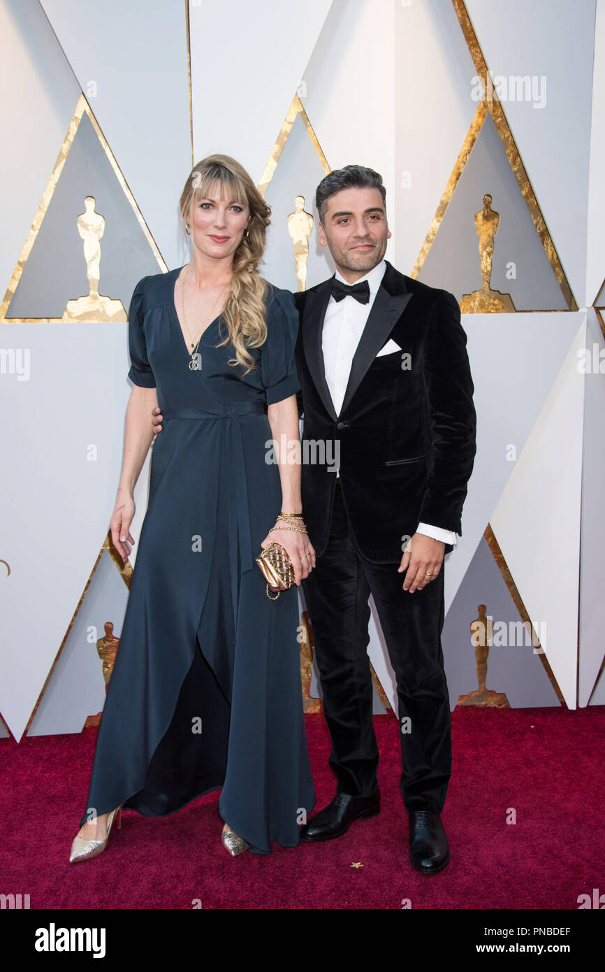 Elvira Lind et Oscar Isaac arrivent sur le tapis rouge de la 90e cérémonie des Oscars® au Dolby® Theatre à Hollywood, CA le dimanche, Mars 4, 2018. Référence #  33546 Fichier 195PLX pour un usage éditorial uniquement - Tous droits réservés Banque D'Images