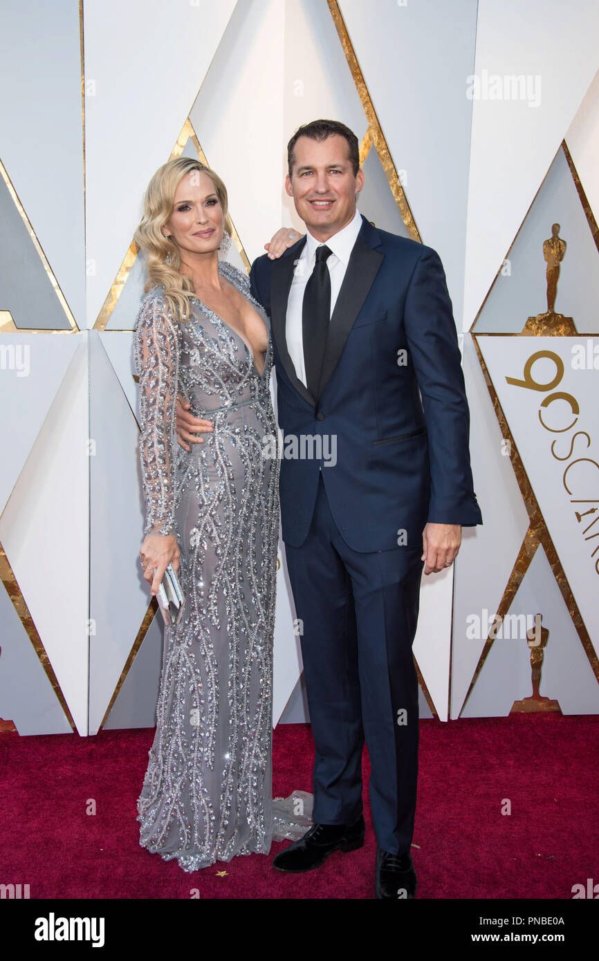 Molly Sims et Scott Stuber arrivent sur le tapis rouge de la 90e cérémonie des Oscars® au Dolby® Theatre à Hollywood, CA le dimanche, Mars 4, 2018. Référence #  33546 Fichier 341PLX pour un usage éditorial uniquement - Tous droits réservés Banque D'Images