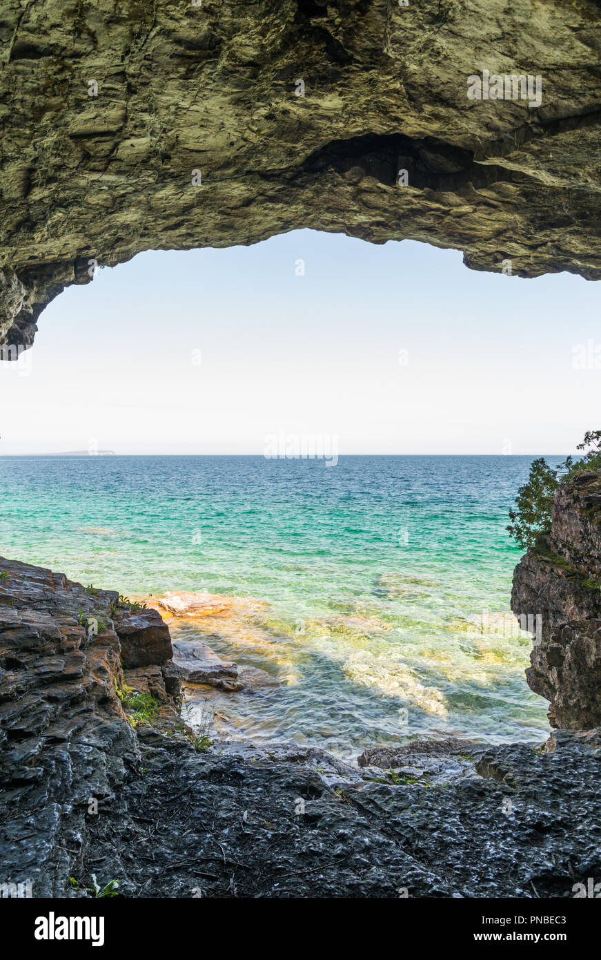 Vue paysage à partir d'une caverne à la péninsule Bruce rivage à Chypre Lake National Park Shore line Banque D'Images