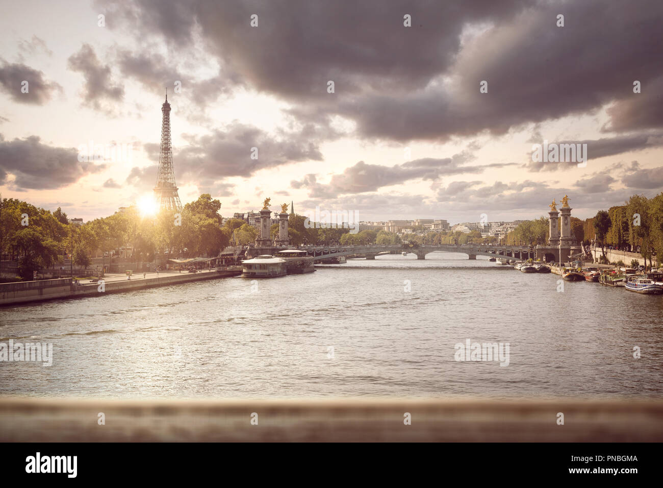Paris - Seine avec la tour Eiffel au coucher du soleil Banque D'Images