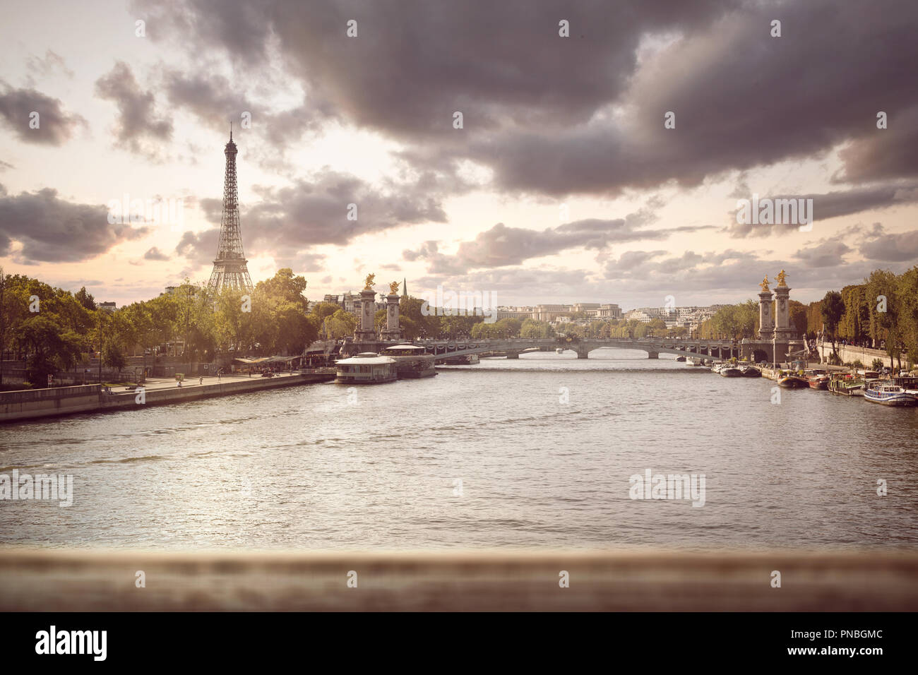 Paris - Seine avec la tour Eiffel au coucher du soleil Banque D'Images