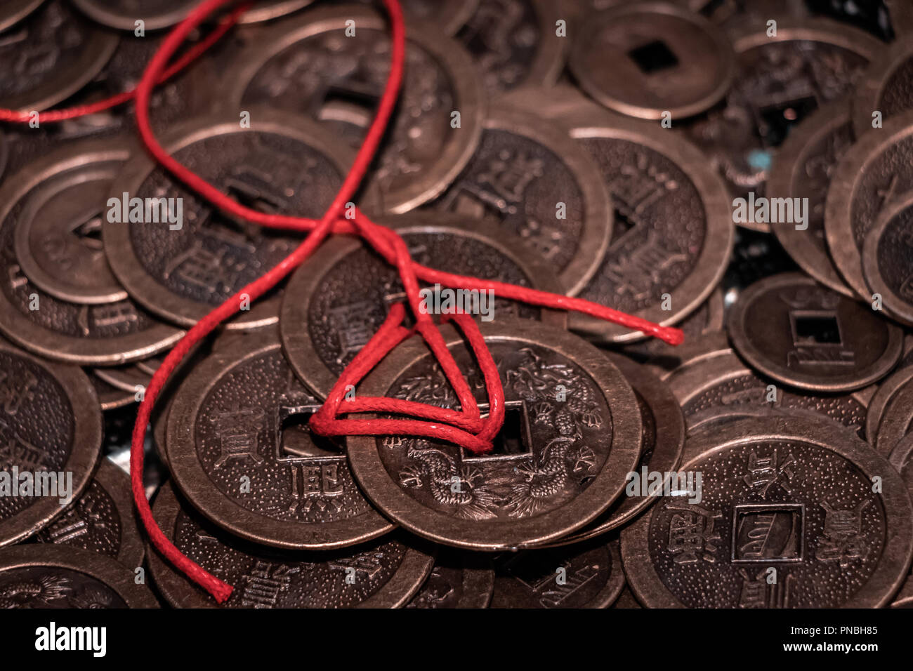 Oriental, bronze prix en argent. L'asiatique traditionnel et monnaie chinoise. Global trading, de fausses copies pour la production de masse et de l'exportation internationale. Banque D'Images