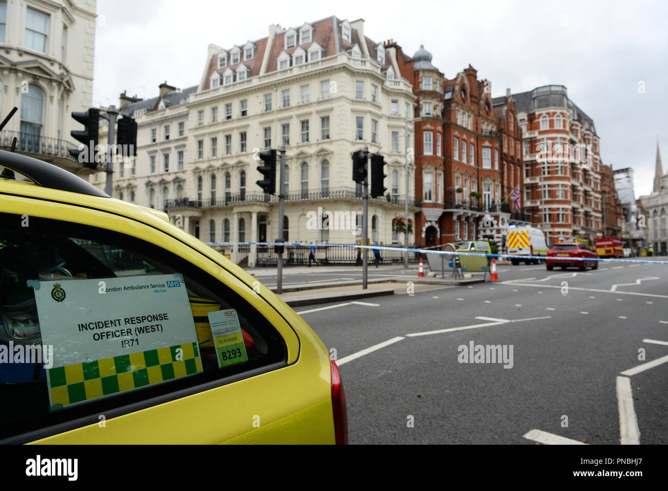 Les services d'urgence sur les lieux près de Kensington Court de Londres après des rapports faisant état d'un déversement de produits chimiques au Milestone Hotel. Banque D'Images