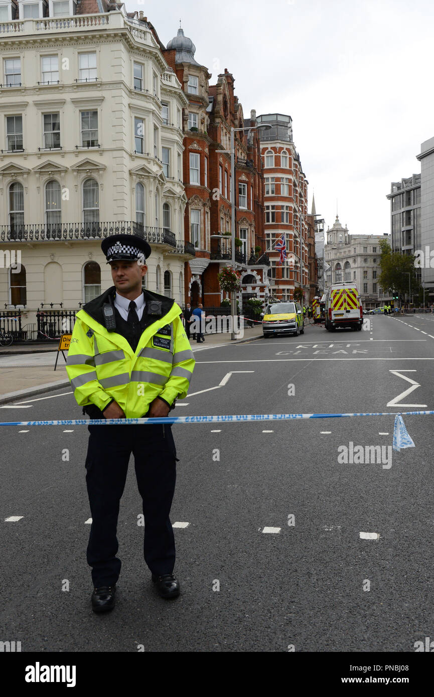 Les services d'urgence sur les lieux près de Kensington Court de Londres après des rapports faisant état d'un déversement de produits chimiques au Milestone Hotel. Banque D'Images