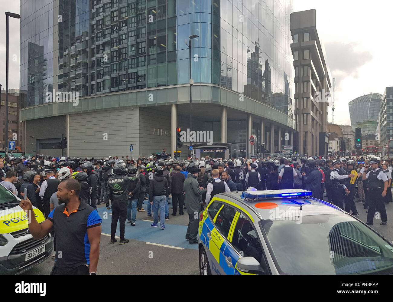 Des dizaines de conducteurs Uber mange une scène de protestation contre l'extérieur dans les bureaux de l'entreprise, Aldgate East London. Banque D'Images