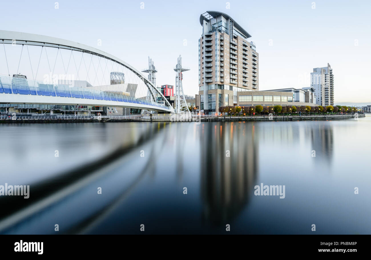 La passerelle du millénaire sur les Quais de Salford, Manchester Banque D'Images