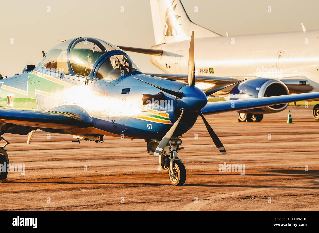Campo Grande, Brésil - 09 septembre 2018 : Esquadrilha da Fumaca avion (FAB) a atterri à la base aérienne de l'air après la présentation du salon. A-29 Super Tuc Banque D'Images