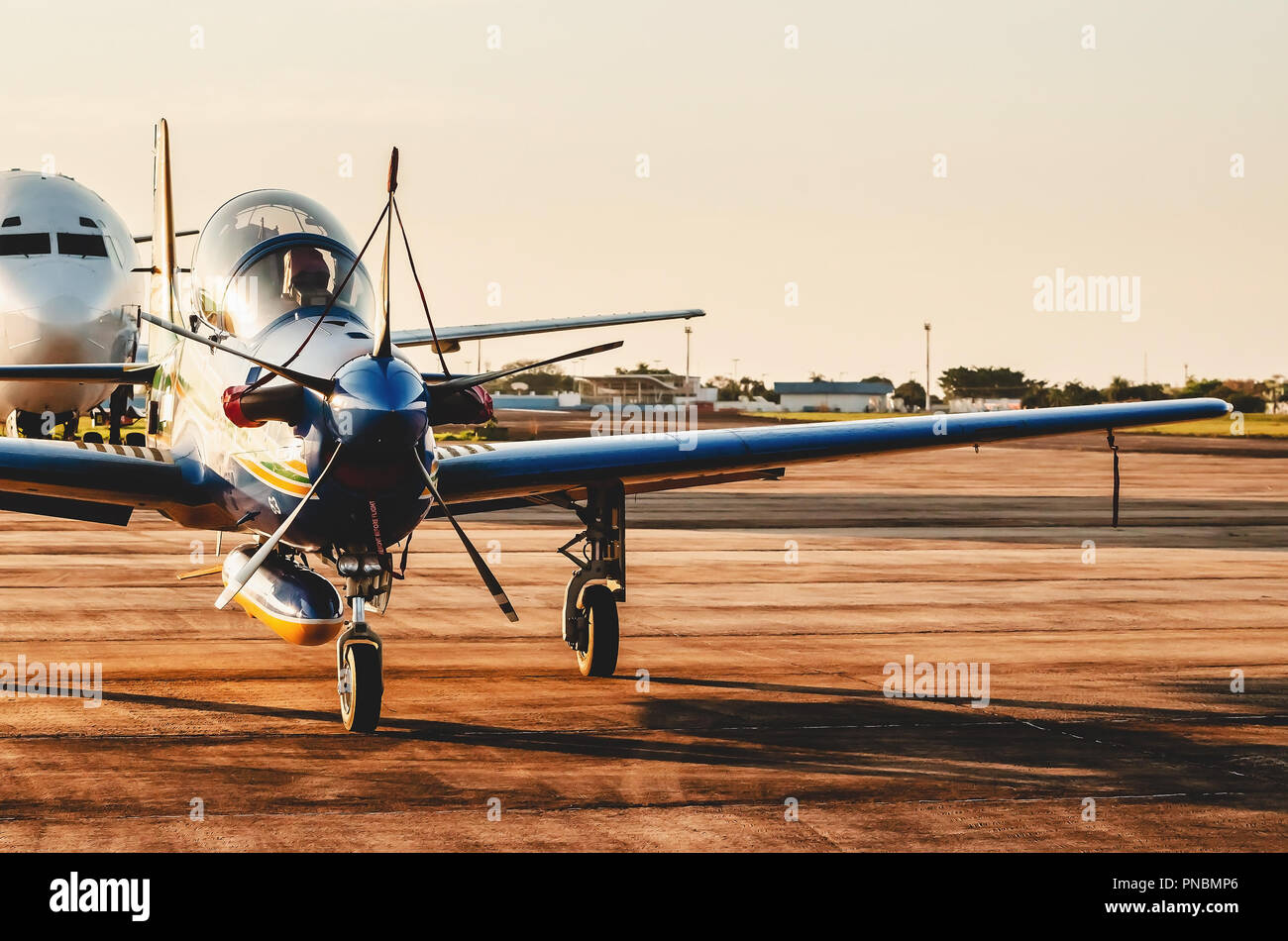 Campo Grande, Brésil - 09 septembre 2018 : Esquadrilha da Fumaca avion (FAB) a atterri à la base aérienne de l'air après la présentation du salon. A-29 Super Tuc Banque D'Images