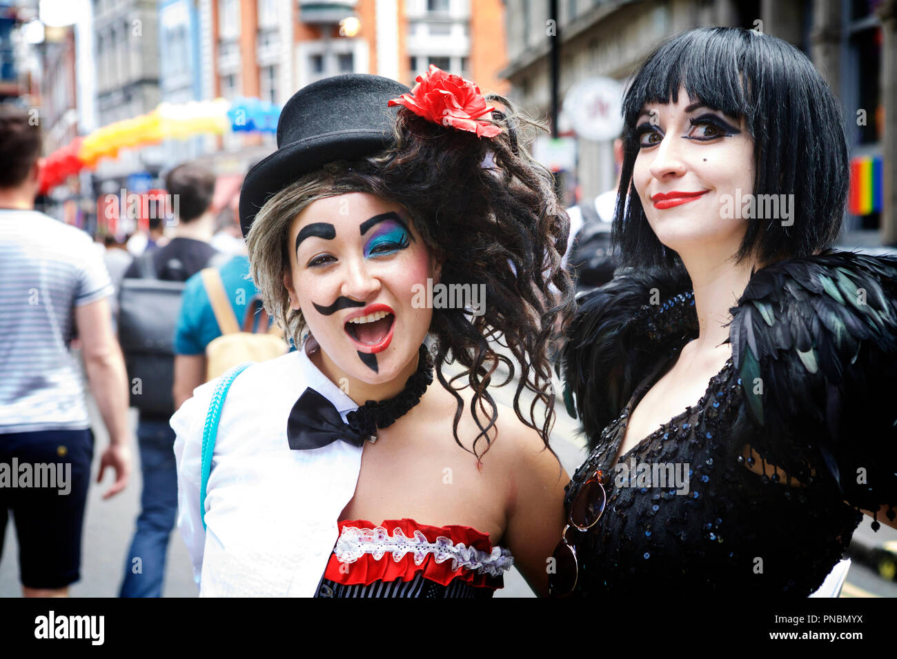 Soho Londres Scène de rue, mimes / artistes de cabaret. L'art de la performance. Banque D'Images