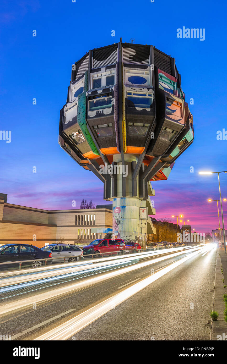 Le Bierpinsel à Berlin au coucher du soleil avec des voitures qui passent par Banque D'Images