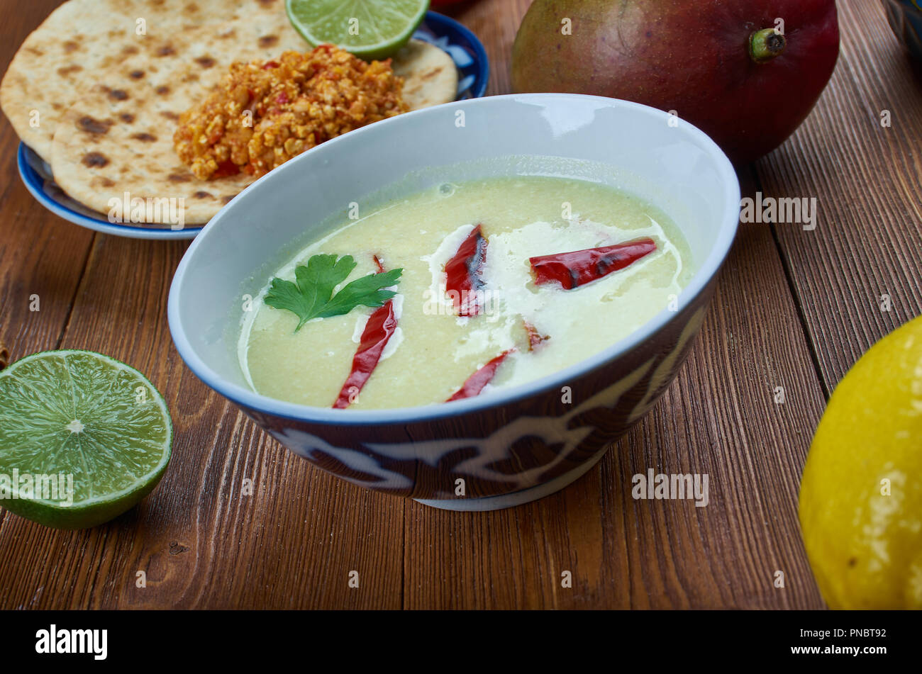 Pulissery - Plat Set de cuisine du sud de l'Inde, Moru avec noix de coco au curry Banque D'Images