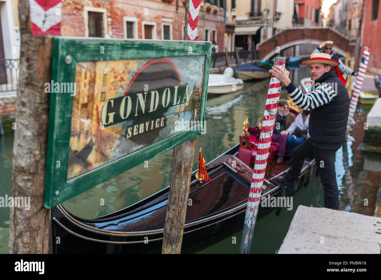 Venise, Italie - 22 mars 2018 : parking gondole sur un canal d'eau à Venise avec l'inscription de gondole Banque D'Images
