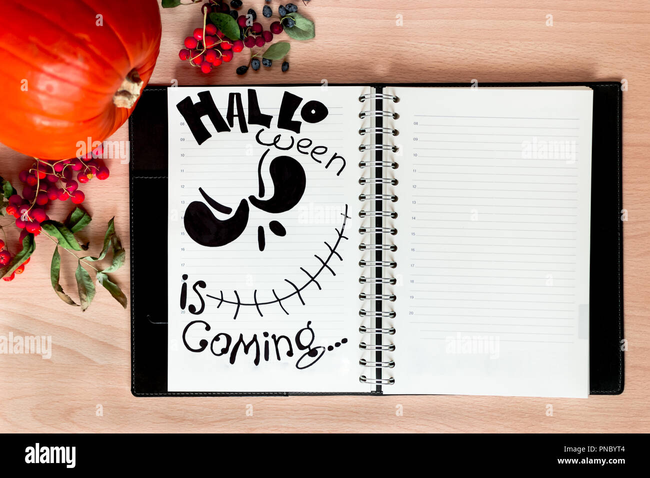 Spooky Halloween. et horribles peint avec marqueur noir dans le bloc-notes de bureau Jack Skellington en attendant le jour de tous les morts Banque D'Images