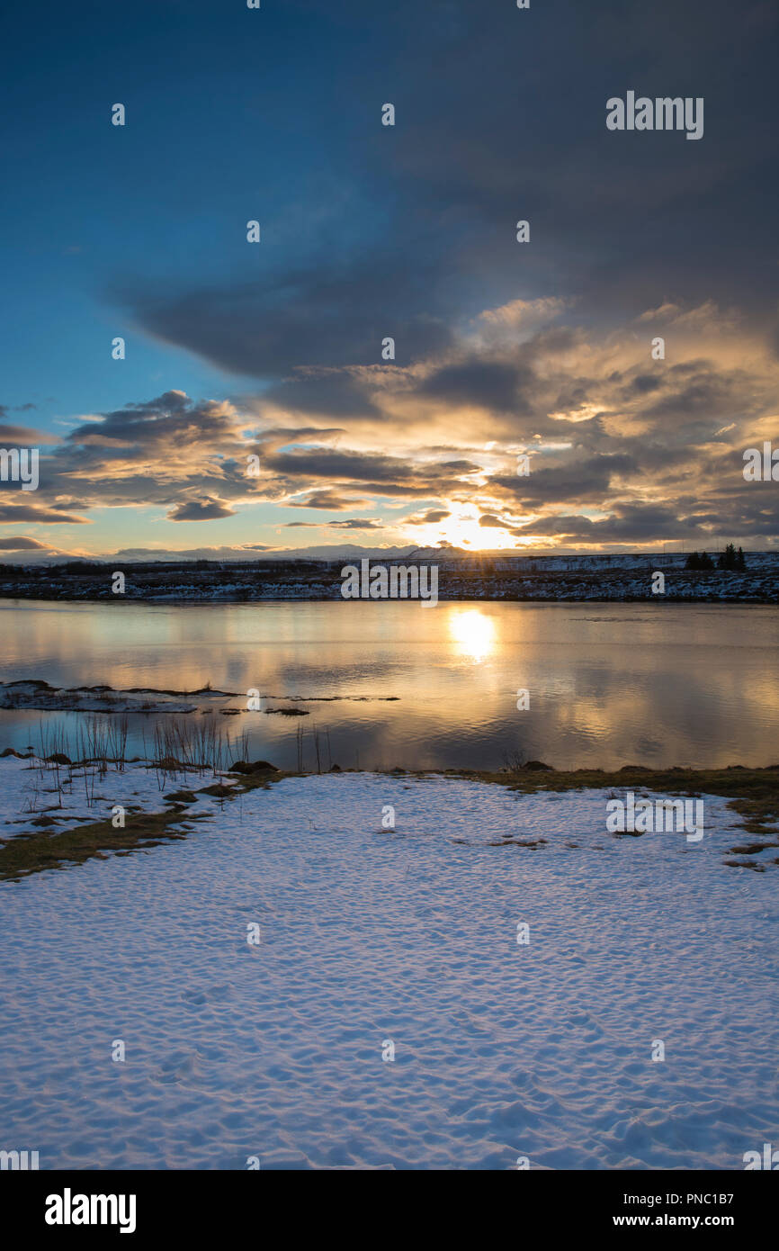 Coucher de soleil et nuages gonflés sur la rivière Ranga et typique du paysage islandais à Hella, le sud de l'Islande Banque D'Images