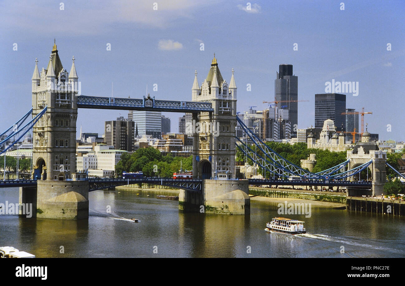 Tower Bridge, Londres, Angleterre, Royaume-Uni. Circa 1980 Banque D'Images