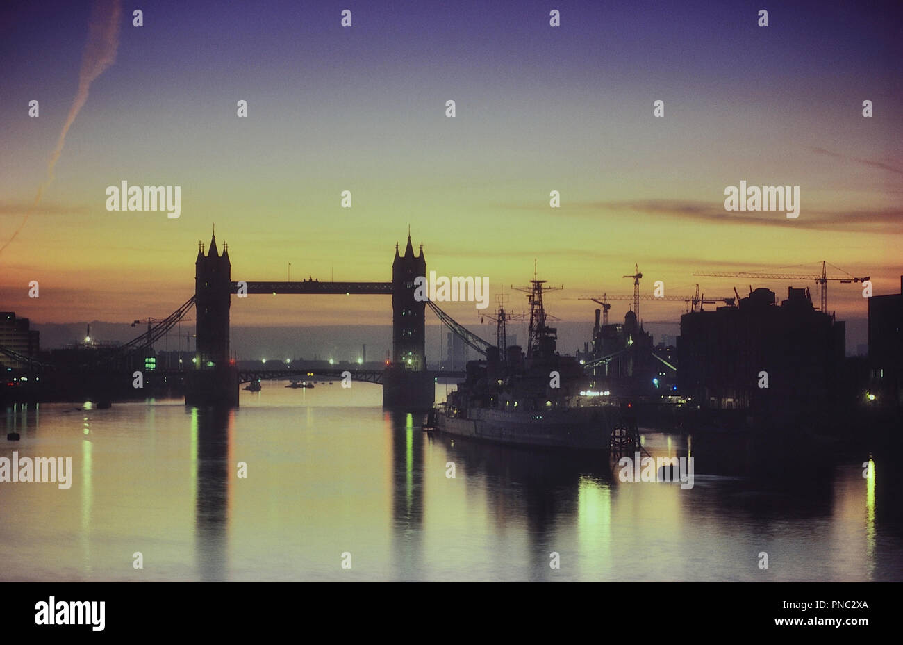 Tower Bridge et HMS Belfast, Londres, Angleterre, Royaume-Uni. Circa 1980 Banque D'Images