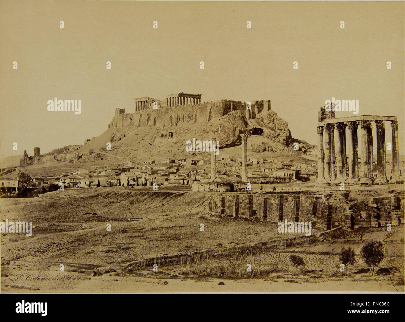 Le Temple de Zeus et l'Acropole, dans l'arrière-plan. Date/période : 1865. Photographie. Hauteur : 280 mm (11.02 in) ; Largeur : 382 mm (15.03 in). Auteur : Constantinou Dimitrios. Banque D'Images