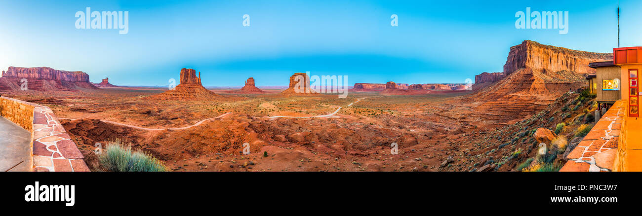 Monument Valley, Arizona, USA paysage panorama au crépuscule. Banque D'Images