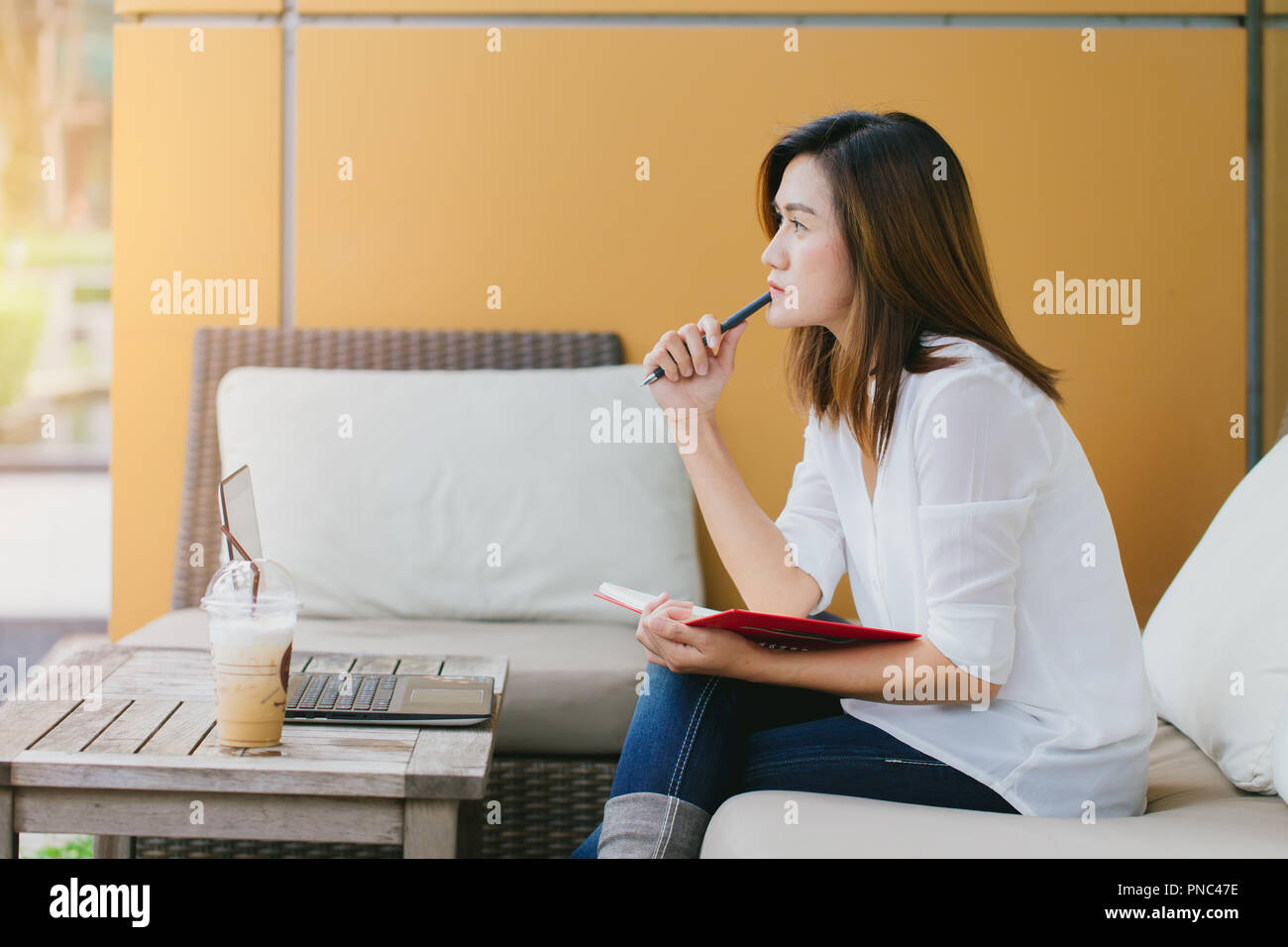 Les femmes asiatiques woking au café avec ordinateur portable. penser projet d'entreprise à l'action. Banque D'Images
