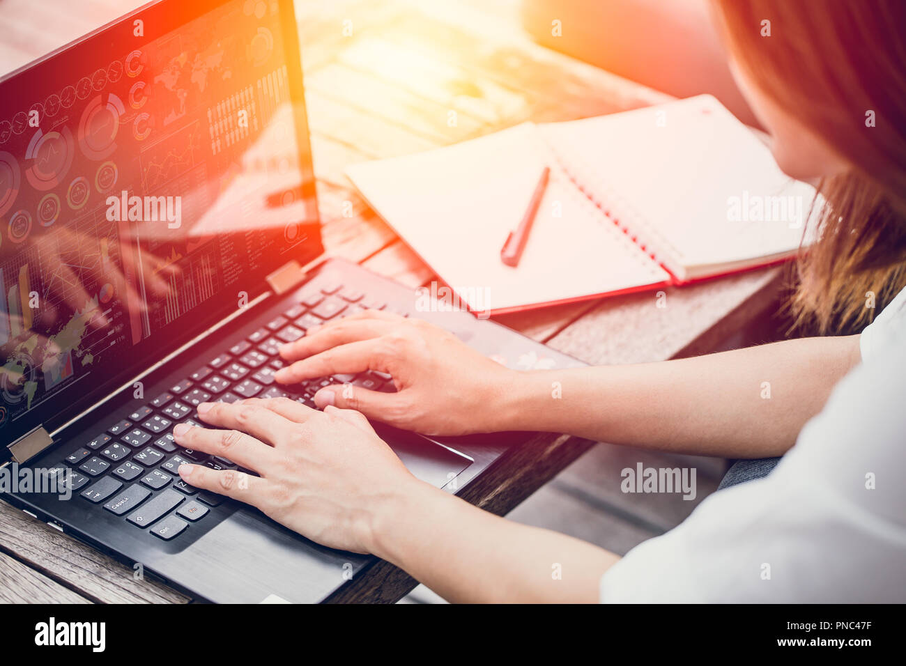 Travail Asian Business woman typing on laptop at cafe café de travail, travail de concept de démarrage. Banque D'Images