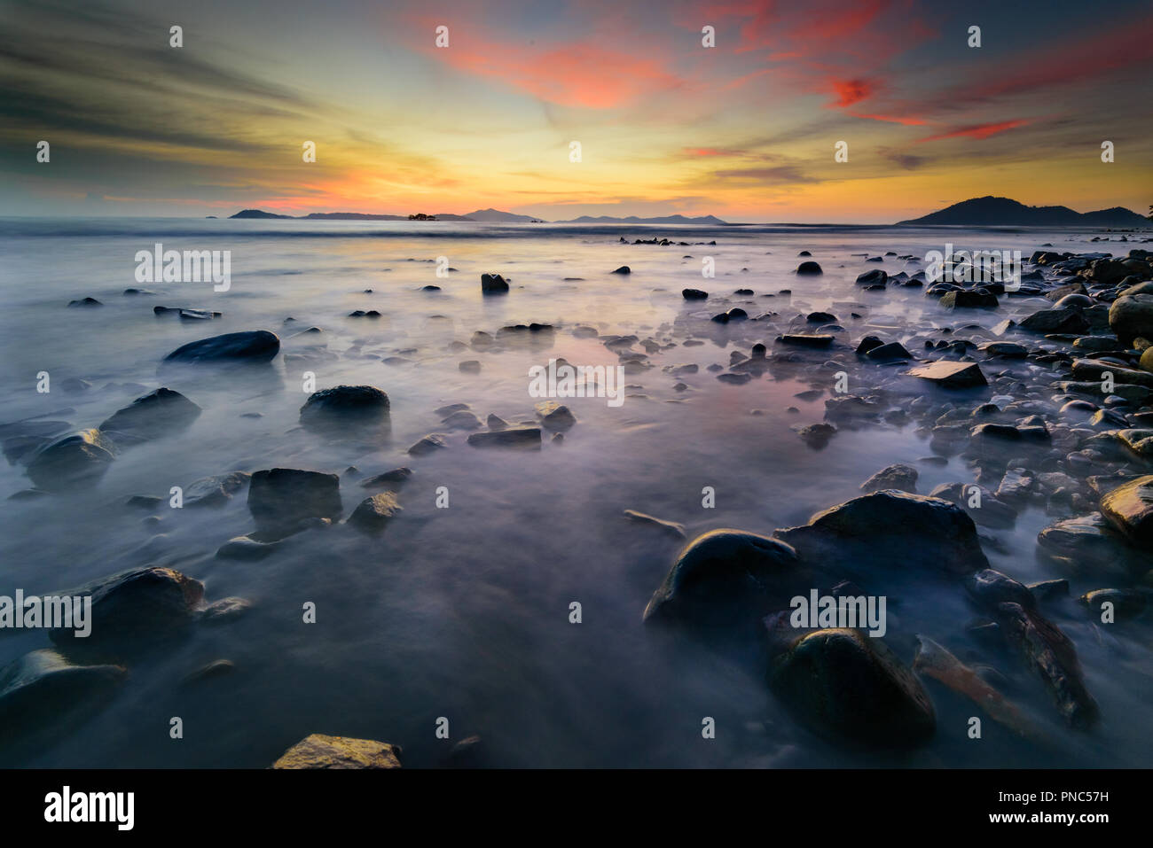 Magnifique coucher de soleil rouge dans l'ouest de Kalimantan Beach Banque D'Images