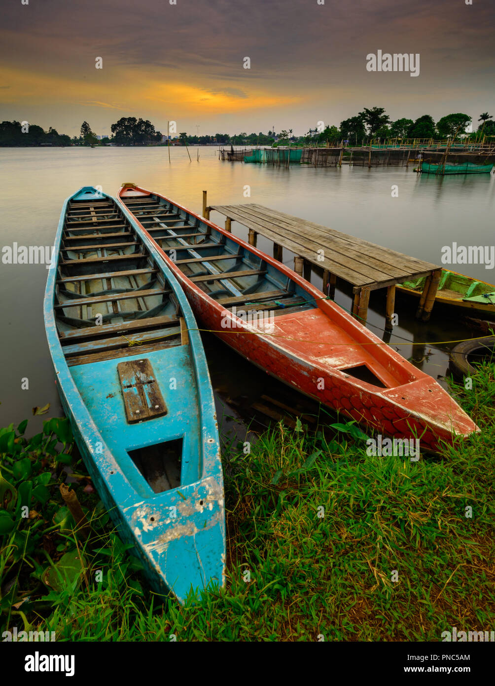 Beau couple de bateau dans le lac de la ville de Tangerang Banque D'Images