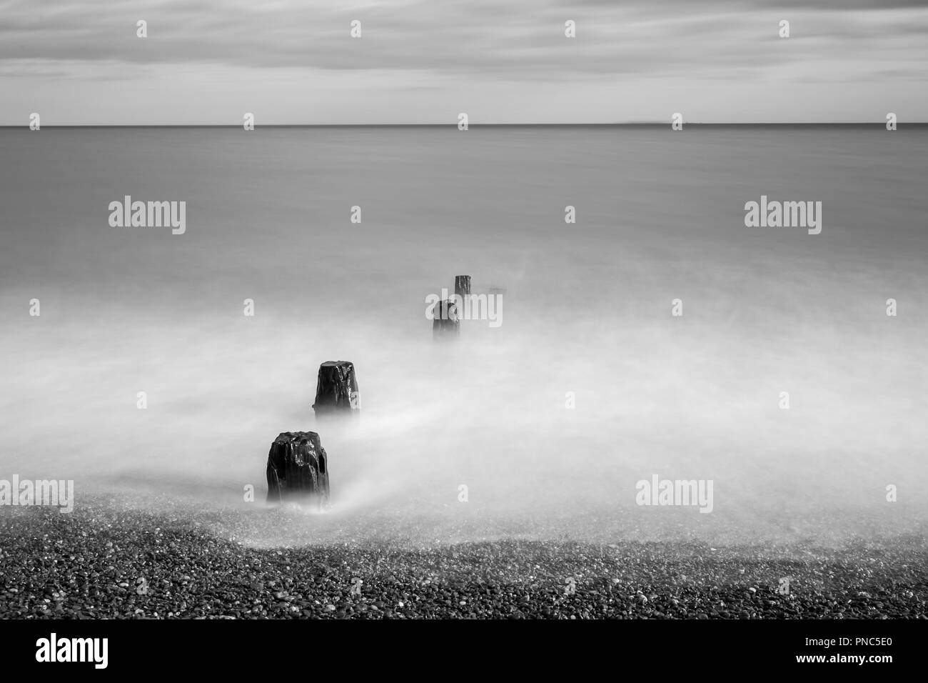 Longue exposition minimaliste face à la mer à Bawdsey, Suffolk, UK. Cadre contient beaucoup d'espace vide Banque D'Images