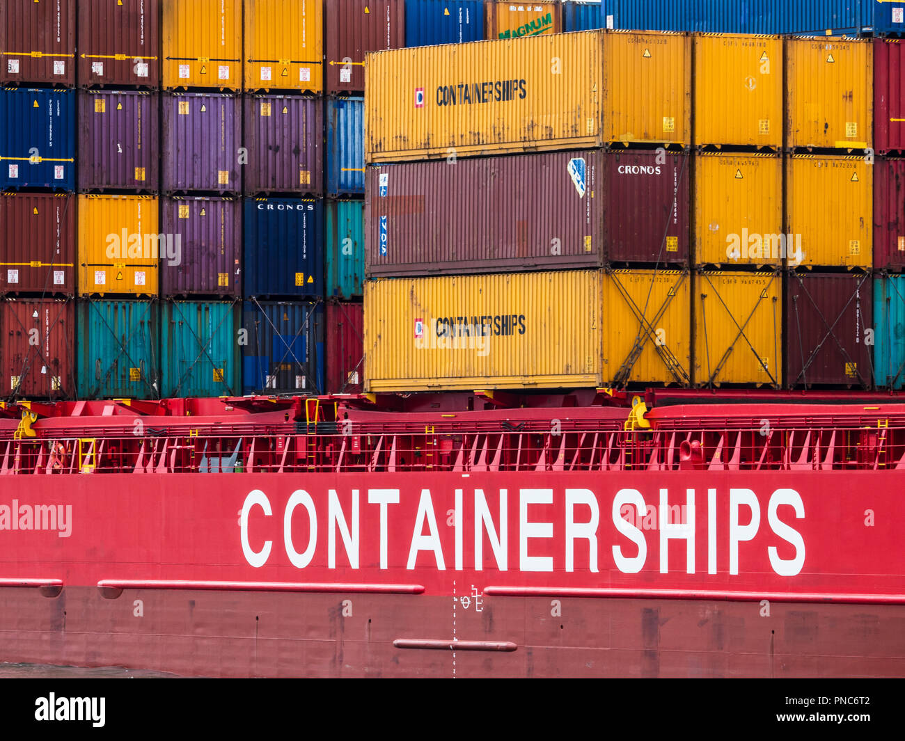 Rotterdam Port Container Trade - International Shipping Container Traffic dans le port de Rotterdam, le plus grand port d'Europe. Conteneurs. Banque D'Images Rotterdam Port Container Trade - International Shipping Container Traffic dans le port de Rotterdam, le plus grand port d'Europe. Conteneurs. Banque D'Images