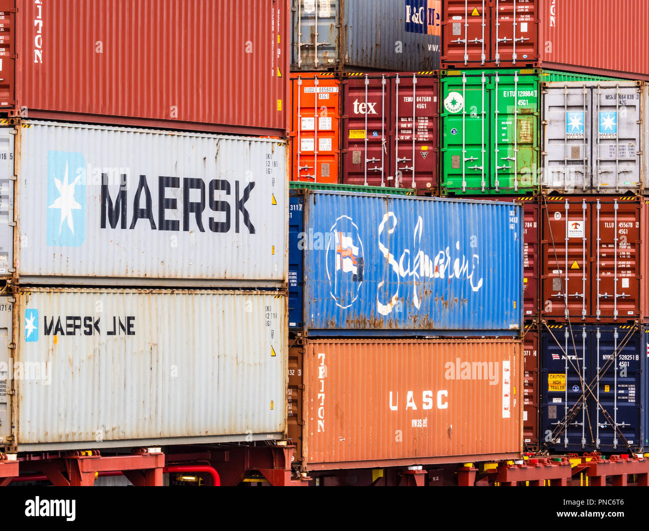 Conteneurs d'expédition Rotterdam Port Container Trade - International Shipping Container Traffic dans le port de Rotterdam, le plus grand port d'Europe Banque D'Images Conteneurs d'expédition Rotterdam Port Container Trade - International Shipping Container Traffic dans le port de Rotterdam, le plus grand port d'Europe Banque D'Images
