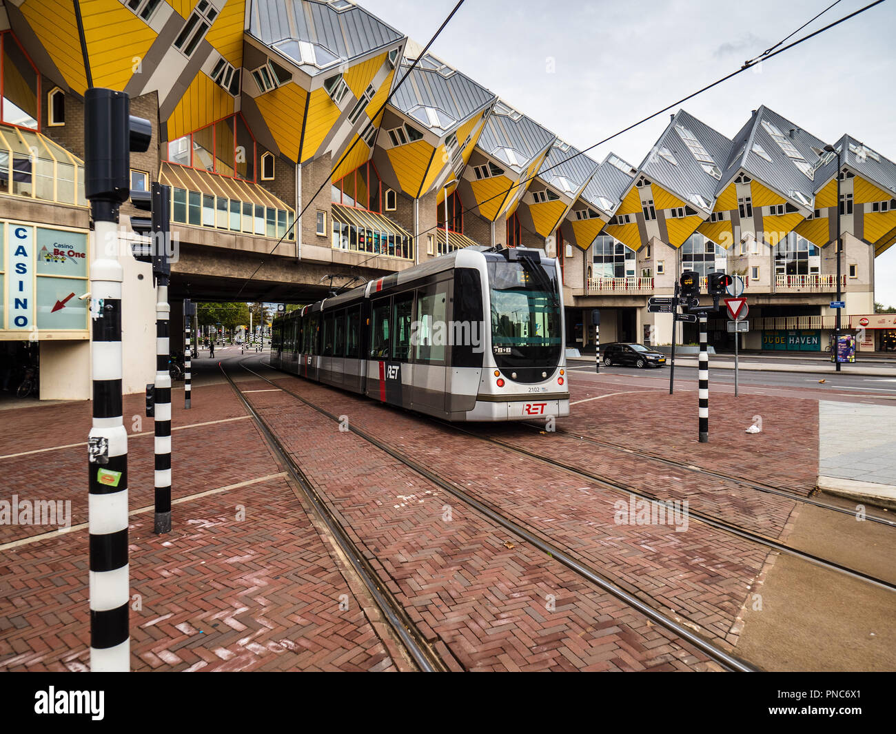 Maisons Cube Rotterdam - conçu par Piet Blom et construit dans les années 1970, à l'origine prévu que chaque maison représente un arbre, l'ensemble étant une forêt Banque D'Images
