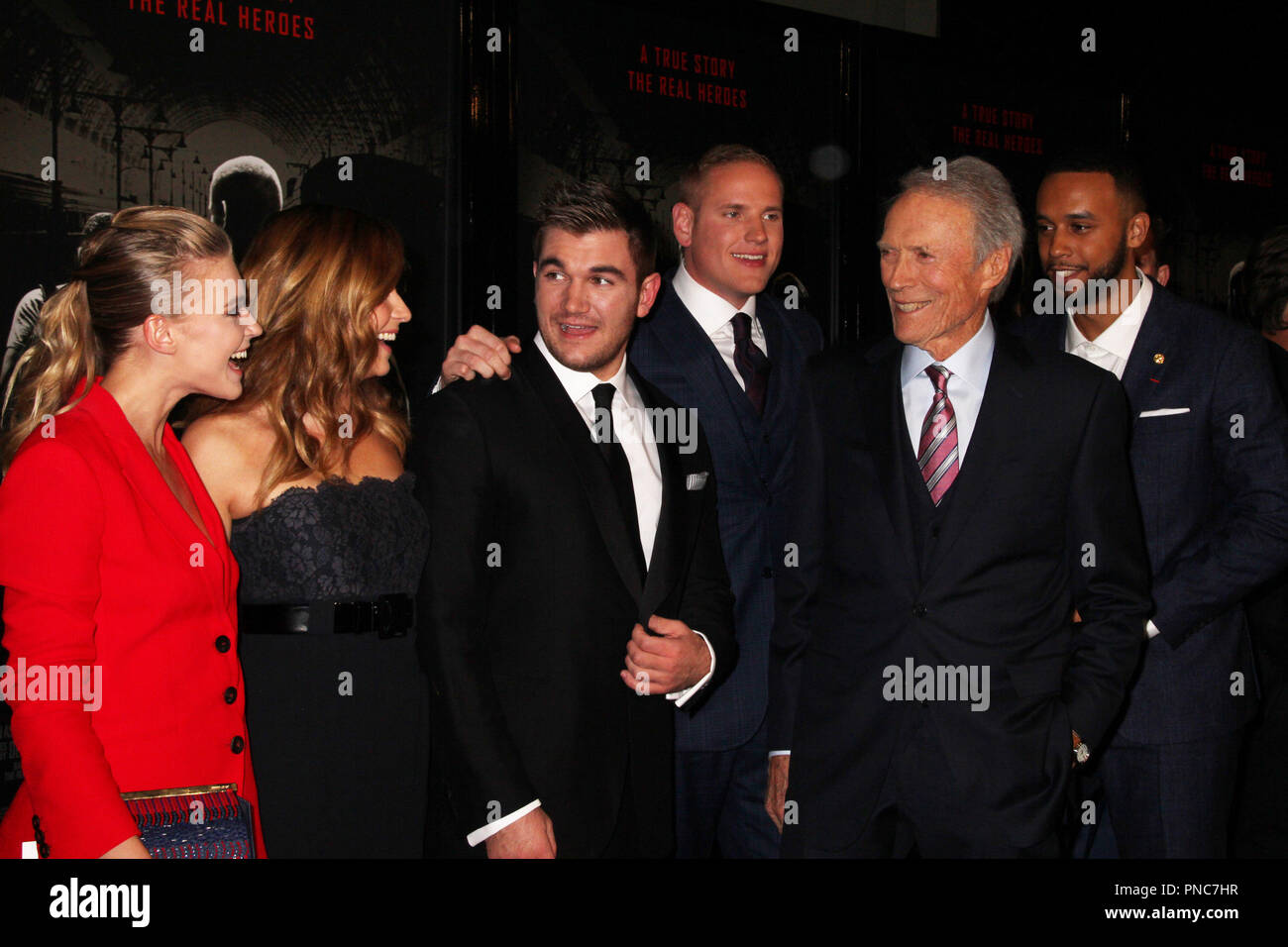 Jeanne Goursaud, Jenna Fischer, Alek Skarlatos, Spencer Stone, Clint Eastwood, Anthony Sadler 02/05/2018 La première mondiale de 'Les 15:17 à Paris" tenue à l'SJR Theatre at Warner Bros Studios de Burbank, Ca Photo par Izumi Hasegawa / HNW / PictureLux Banque D'Images