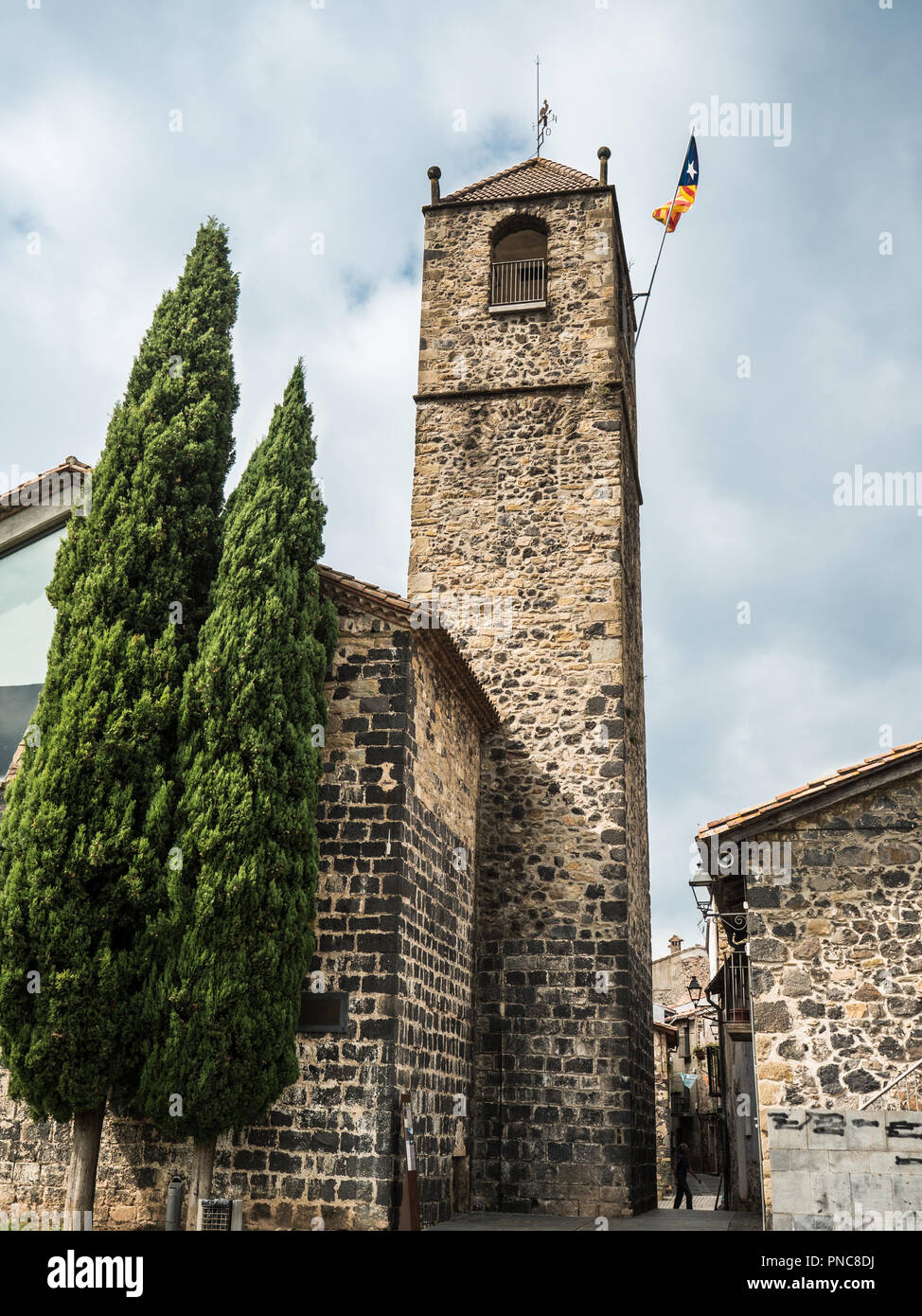 Vue verticale de la façade arrière de l'église de Sant Salvador dans Castellfolit de la Roca avec le drapeau indépendantiste catalan Banque D'Images