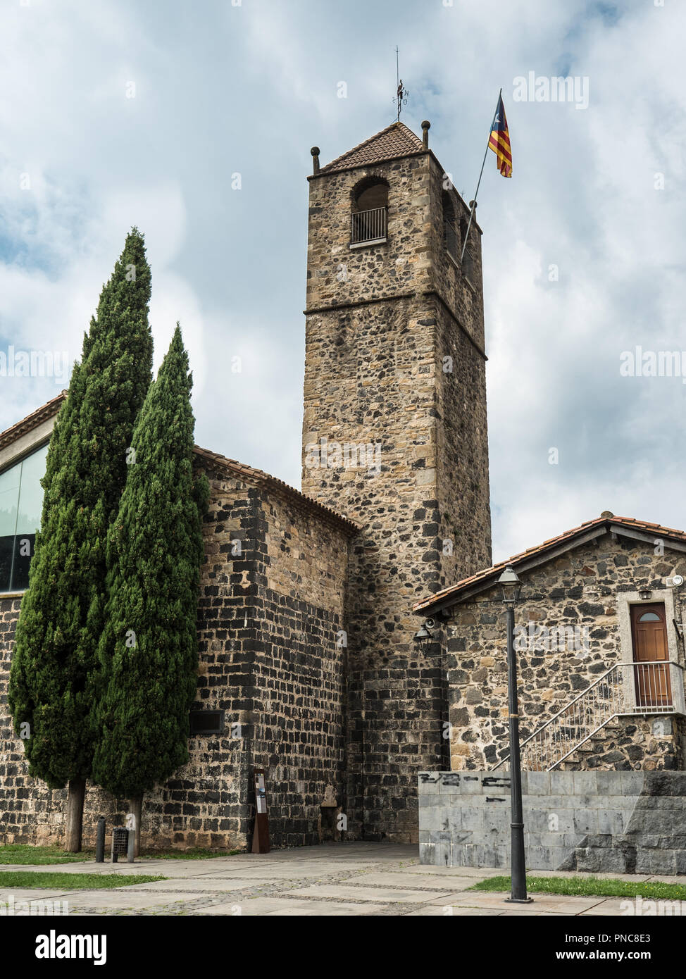 Vue verticale de la façade arrière de l'église de Sant Salvador dans Castellfolit de la Roca avec le drapeau indépendantiste catalan Banque D'Images