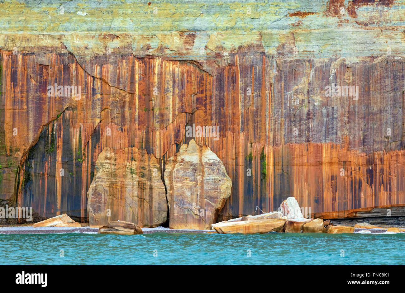 Des stries minérales falaise mur de Pictured Rocks National Lakeshore dans la haute péninsule du Michigan avec le lac Supérieur à l'avant-plan Banque D'Images