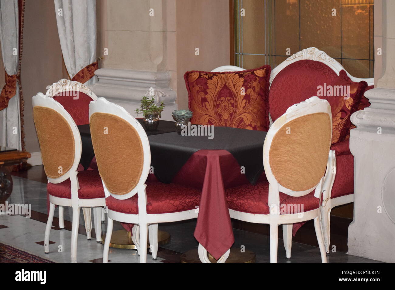 Des chaises et table en italien Hotel Banque D'Images