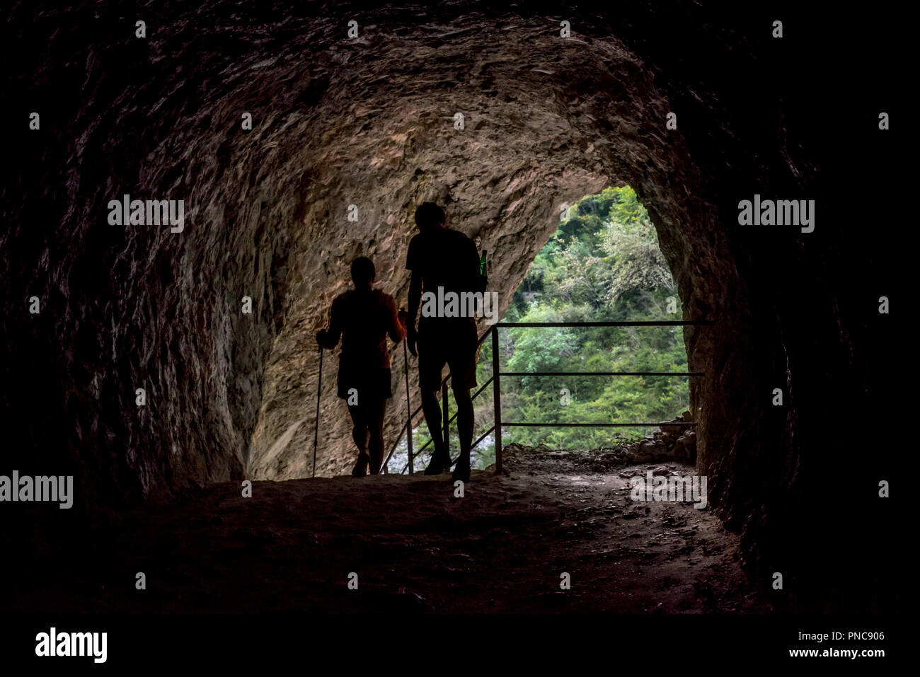 Deux marcheurs laissant tunnel sur le sentier Martel chemin dans les Gorges du Verdon / Gorges du Verdon canyon, Provence-Alpes-Côte d'Azur, France Banque D'Images