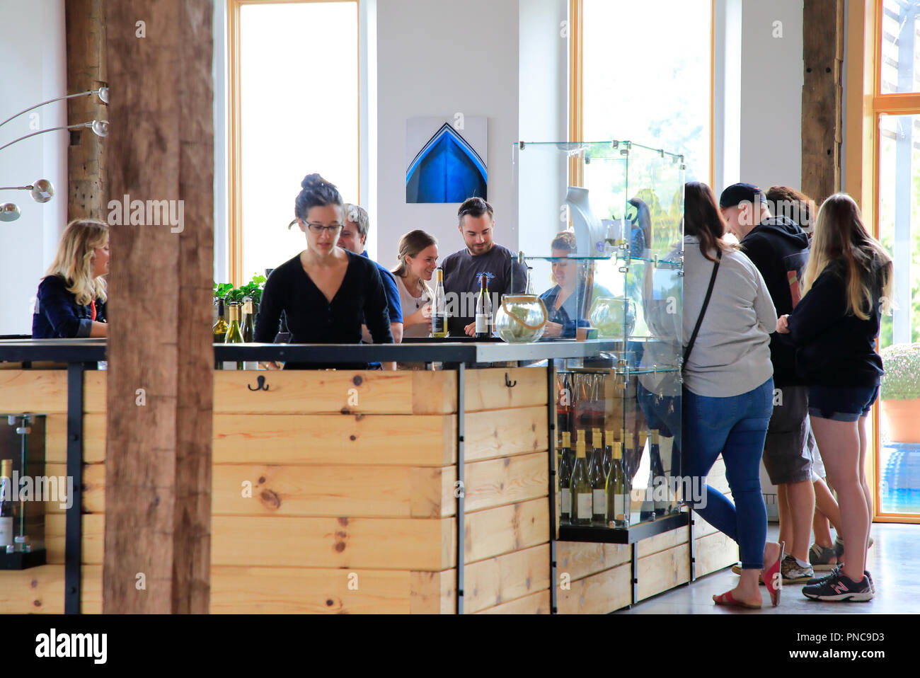 Les clients à l'intérieur des dégustations de vin dégustation grange près de Seneca Lake dans la région de Finger Lakes.New York.USA Banque D'Images