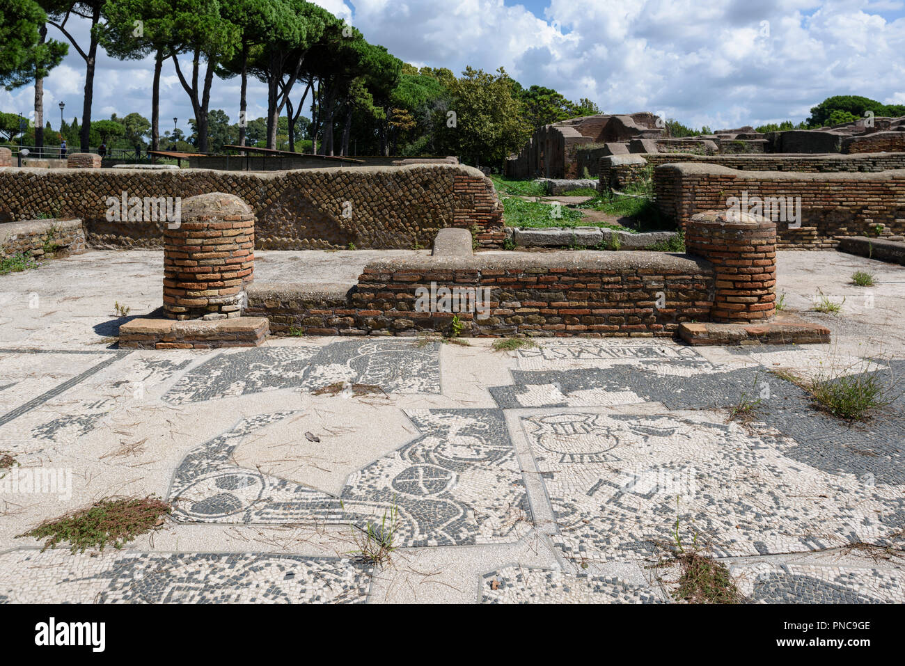Rome. L'Italie. Ostia Antica. Pavage en mosaïque, y compris une croix gammée, des marchands romains office/boutique sur la Piazzale delle Corporazioni (Square des guildes ou Banque D'Images