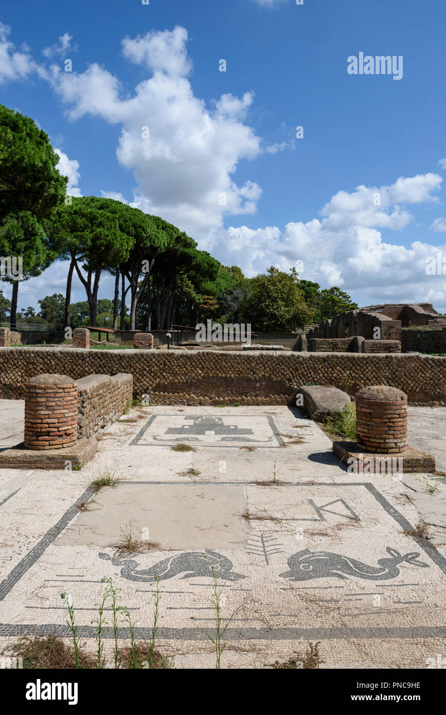 Rome. L'Italie. Ostia Antica. Pavage mosaïque romaine de bureau/boutique marchande sur la Piazzale delle Corporazioni (Square des guildes ou corporations). Statio Banque D'Images