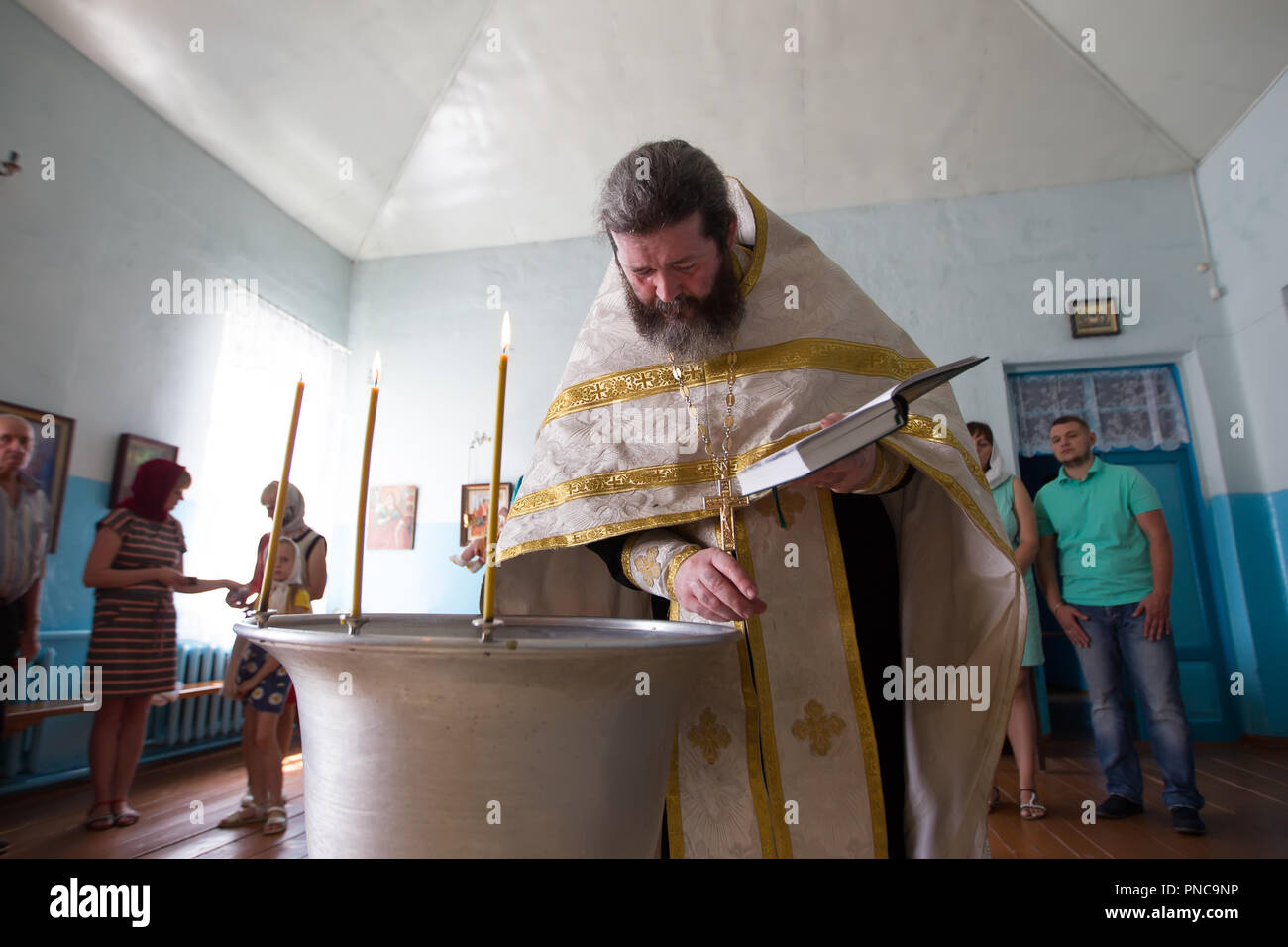 Biélorussie, Minsk, le 14 juillet 2018. Le prêtre se prépare pour le rite du baptême Banque D'Images